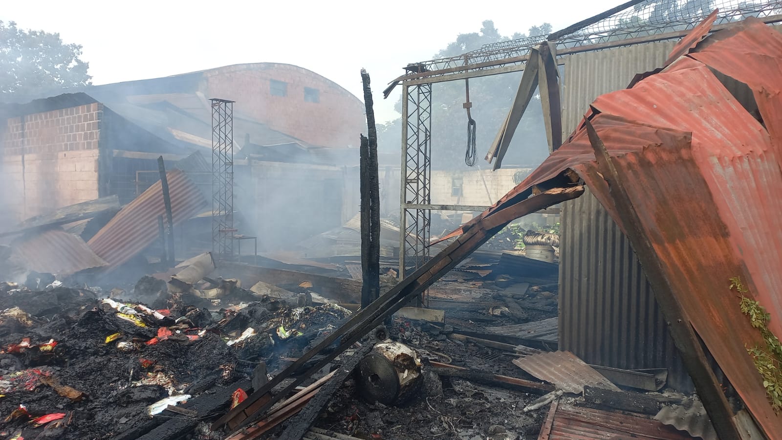 Incendio destruyó el predio de ex planta de Envases Misionera en Garupá 2